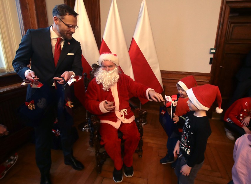 Paczki od Mikołaja dla dzieci z Przedszkola Publicznego „Żagielek” w Szczecinie