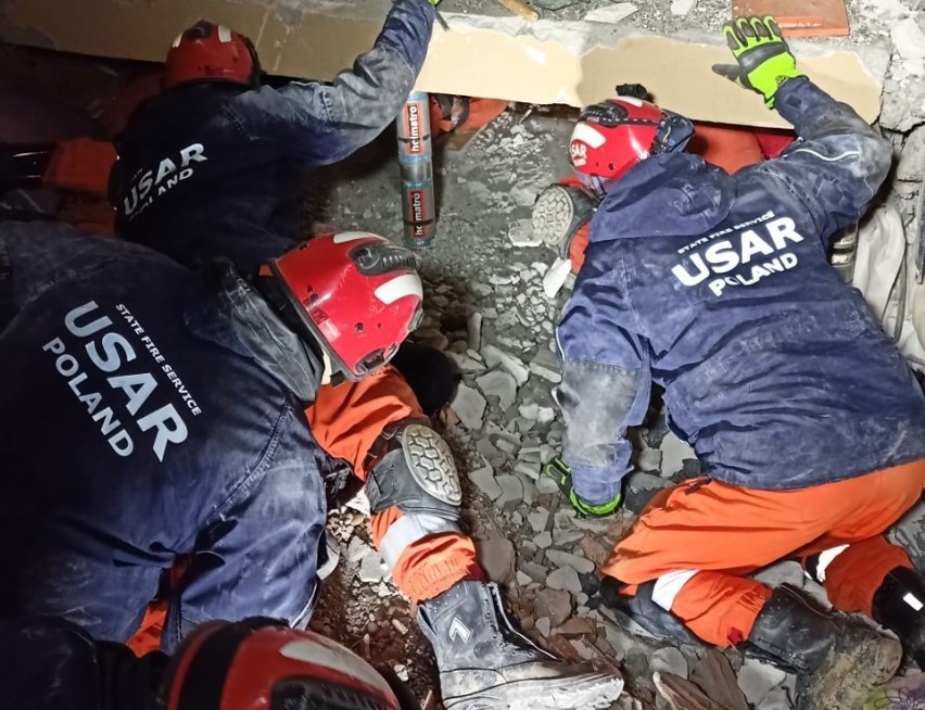 Trzęsienie ziemi w Turcji. Strażacy z Łodzi uratowali już 10 osób! Akcja ratunkowa łódzkich strażaków w Turcji 8.02.2023