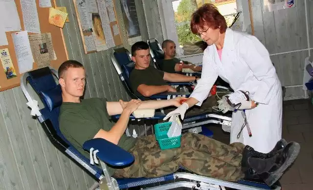 W międzyrzecckich koszarach do akcji przyłączyło się 60 żołnierzy. Krew pobierała od nich m.in. Renata Pietrukowicz ze stacji krwiodawstwa i krwiolecznictwa z Gorzowa Wlkp.
