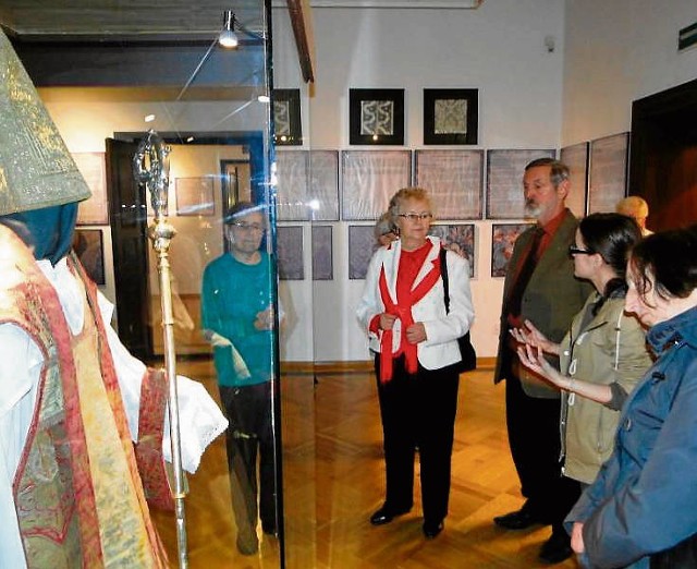 Po wystawie oprowadzała Justyna Kasińska (druga z prawej)
