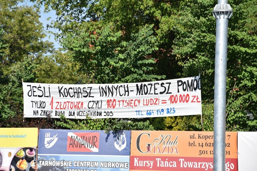 Na ogrodzeniu ŚDS zawisły bannery zachęcające do wsparcia...