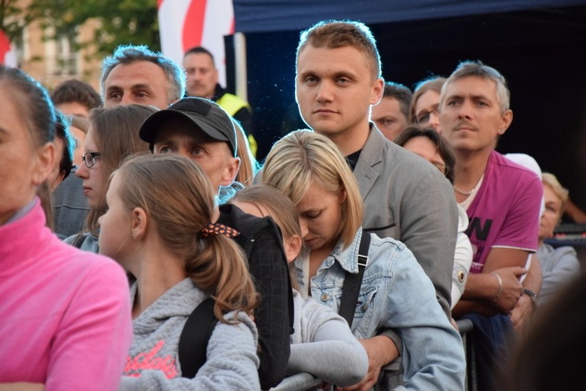 Częstochowa: Natalia Nykiel wystąpiła na dachu autobusu Red...