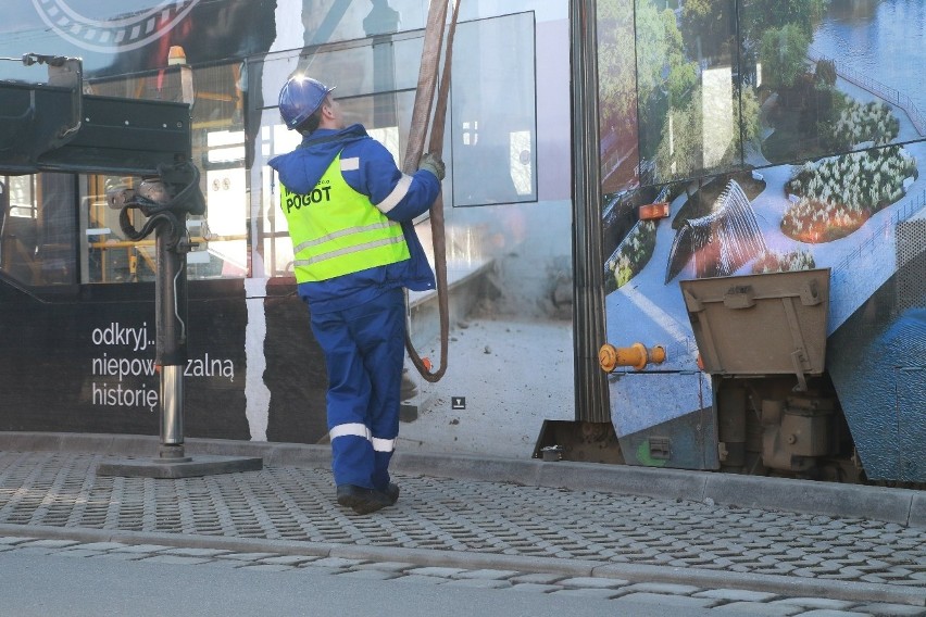 Tramwaj wykoleił się na pętli Oporów. Zablokowany przejazd (ZDJĘCIA)