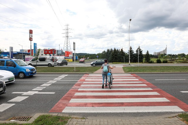 Na tym przejściu dla pieszych na al. Armii Krajowej w Rzeszowie zginął 10 sierpnia rowerzysta, bo przejeżdżał zamiast przeprowadzić rower.