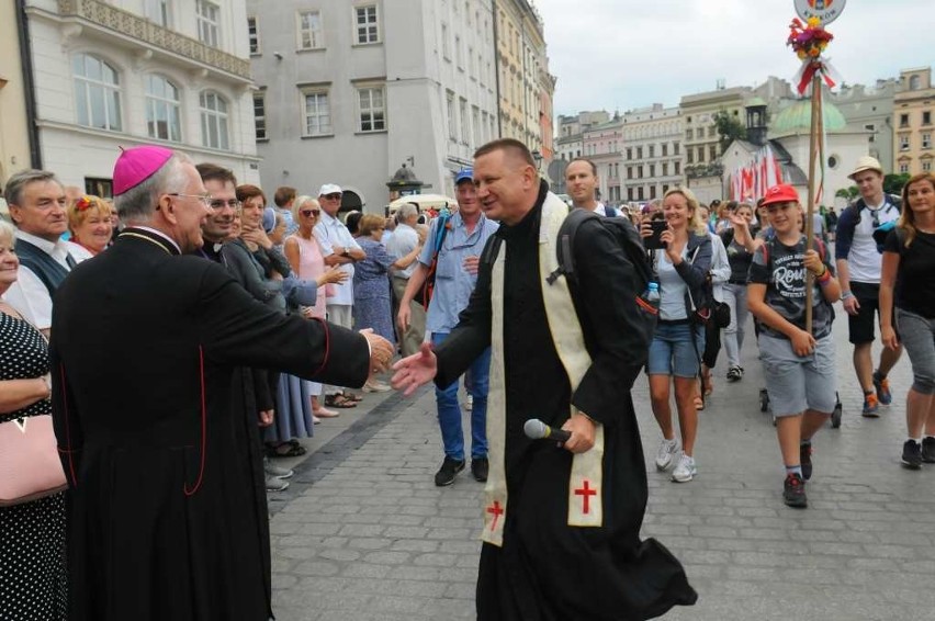 Pielgrzymi wyruszyli w drogę na Jasną Górę [ZDJĘCIA]