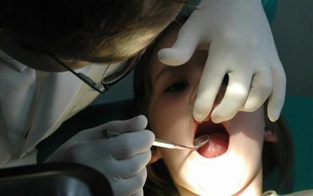 Tarnów. Dentyści z wizytą u przedszkolaków. Uczą dbać o zęby i rozdają prezenty