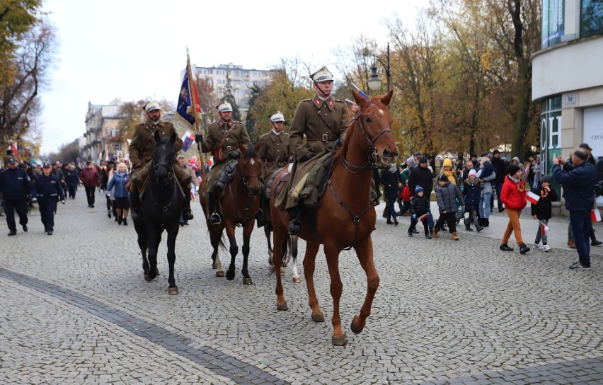 Ułani z grupy rekonstrukcyjnej wyróżniali się z wielkiego...