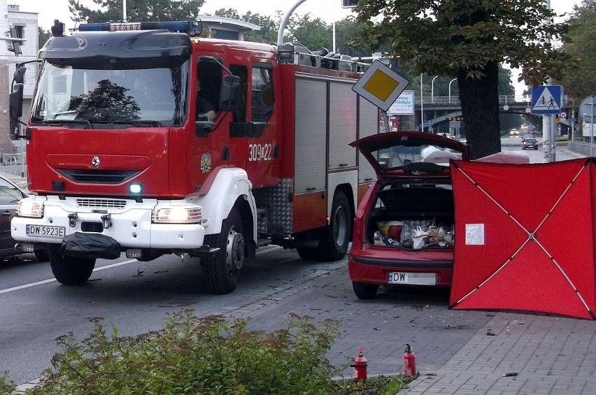 Wrocław: Wypadek na Wyścigowej. Fiat uderzył w drzewo, nie żyje pasażerka (ZDJĘCIA)