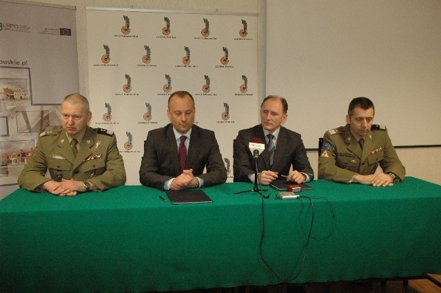 Gen. dyw. Mirosław Różański, marszałek Marcin Jabłoński, dyrektor oddziału WAM Zdzisław Niedziela i gen. bryg. Sławomir Wojciechowski (od lewej) podczas omawiania projektu modernizacji wojskowego osiedla XXI wieku w Wędrzynie