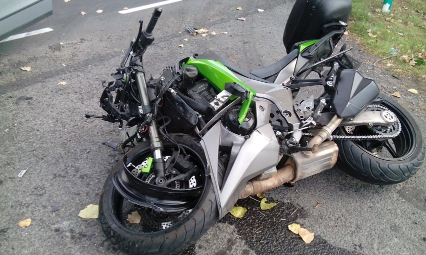 Groźny wypadek koło Wielunia. Osobówka zderzyła się z motocyklem. Trzy osoby ranne [ZDJĘCIA]