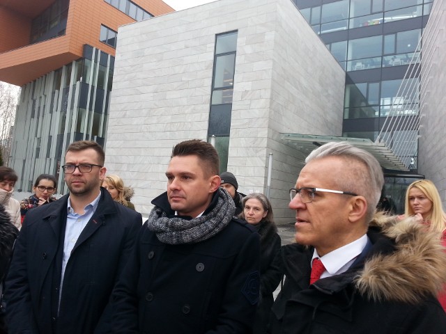 Prof. Jarosławowi Płuciennikowi (z prawej) towarzyszył m.in. Marcin Gołaszewski (w środku), szef rady miejskiej – i doktor UŁ