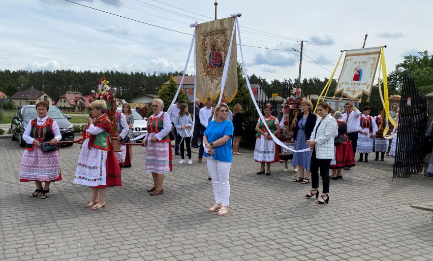 Łyse. Boże Ciało 2022. Procesja w parafii pw. Chrystusa Króla Wszechświata, 16.06.2022. Zdjęcia