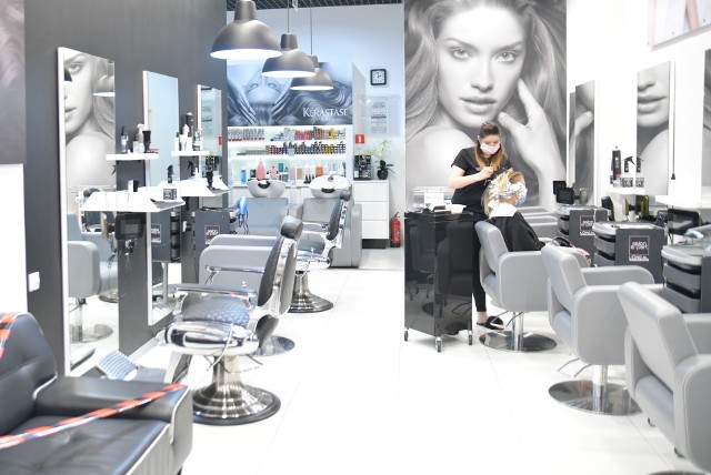 W salonie fryzjerskim "Fashion" można zapisać się dopiero na terminy przyszłotygodniowe.