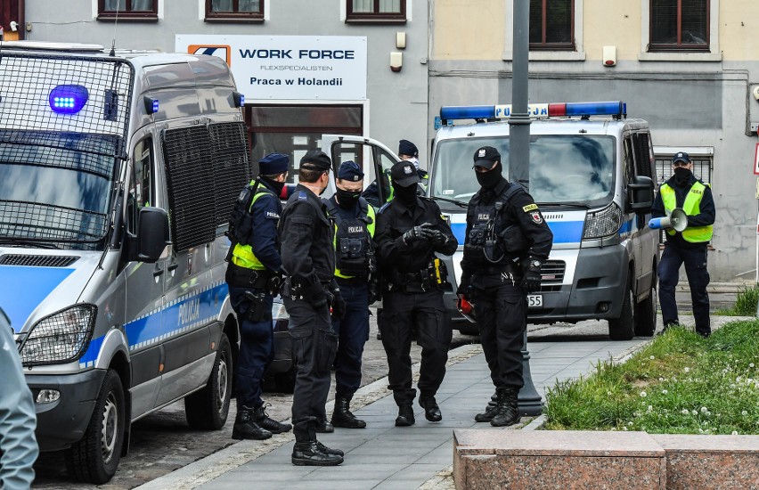 Policjanci w Bydgoszczy nałożyli pierwsze mandaty za niezasłanianie ust i nosa 