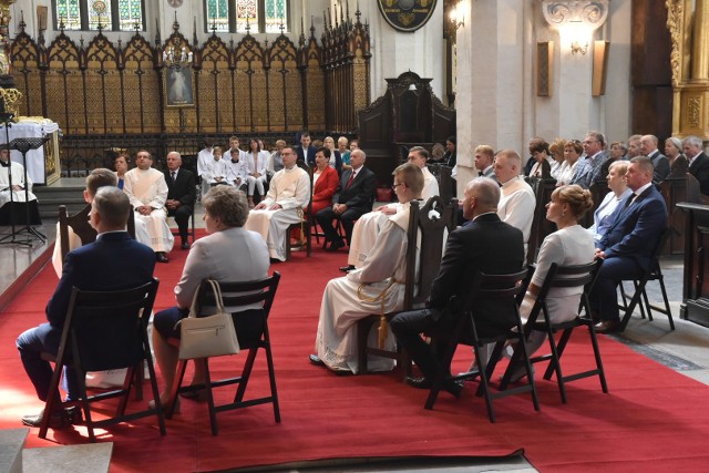 Nowi kapłani zostali konsekrowani podczas mszy świętej w toruńskiej katedrze. Przyjęli święcenia z rąk ordynariusza diecezji toruńskiej biskupa Wiesława Śmigla.