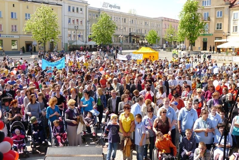 Setki osób przez uczestnictwo w tym święcie chciały zwrócić...