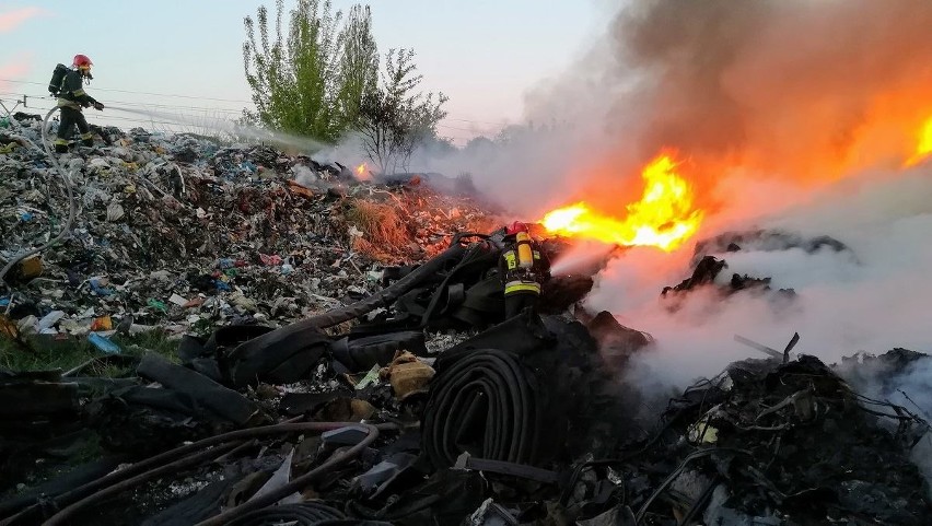 Pożar składowiska śmieci w Policach, do którego doszło na...