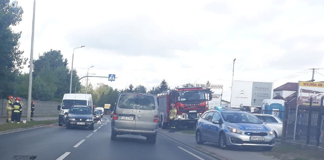 Do kolizji auta dostawczego z osobówką doszło ok. godz. 8.30 na ul. Warszawskiej w Grudziądzu w kierunku Maruszy. Na miejscu działały służby: policja i straż pożarna.