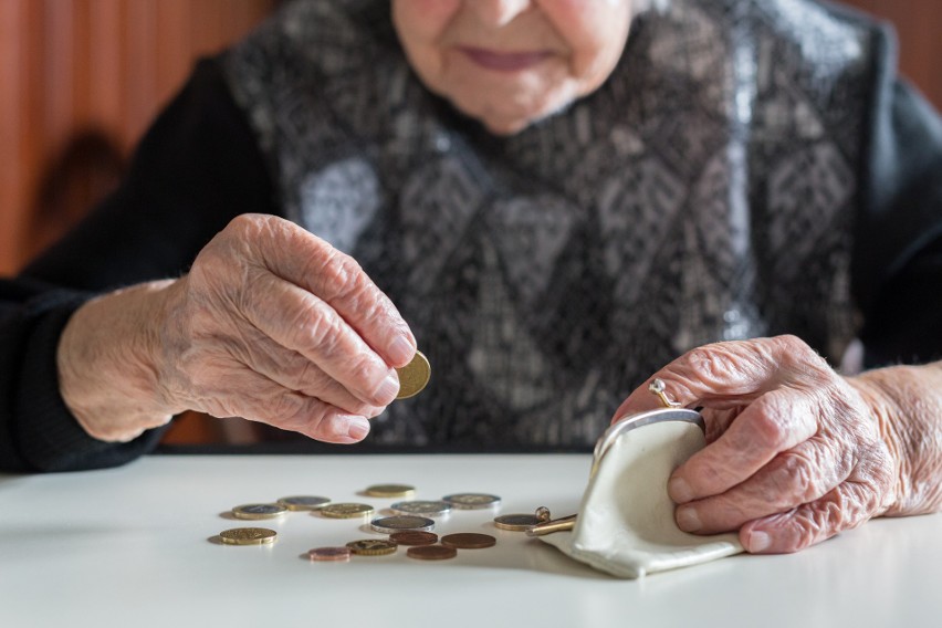Osoby starsze nieraz zmagają się z wysokimi kosztami życia,...