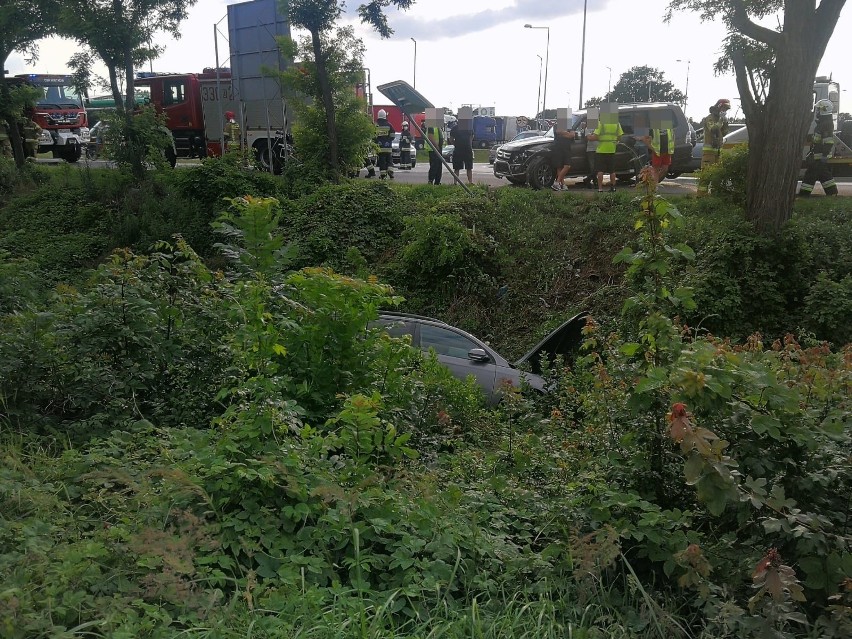 Wypadek przy A4 w Kątach Wrocławskich. VW wpadł do rowu (ZDJĘCIA) 