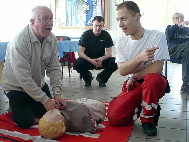 Szkolenie prowadził m.in. jeden ze strażackich ratowników medycznych Paweł Jelonek (z prawej)