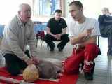 Jak zrobić masaż serca? Strażacy szkolili seniorów