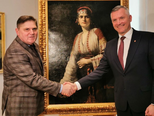 Odbyło się symboliczne przekazanie obrazu przez wicemarszałka Rafała Rajkowskiego (z prawej) na ręce dyrektora Leszka Ruszczyka.