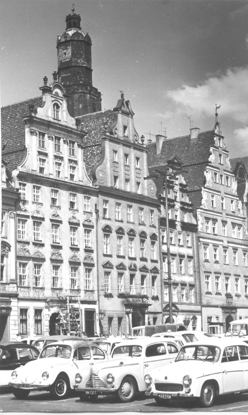 WROCŁAW 01-05-1981. RYNEK, PARKING PRZY ZACHODNIEJ ŚCIANIE.