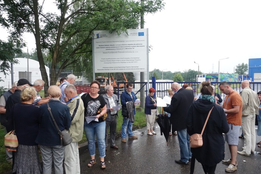 Spotkanie mieszkańców przed siedzibą MPGK Katowice przy ul....