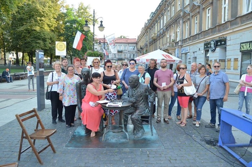 Spacer zakończono przy ławeczce Gombrowicza na Placu...