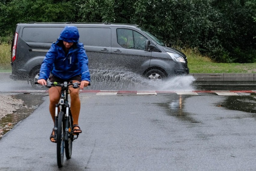 Ulewy przeszkadzają nie tylko kierowcom ale też rowerzystom.