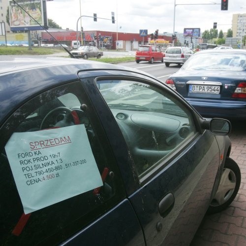 Rząd aut, najprawdopodobniej sprowadzonych z Zachodu, stoi w tym miejscu legalnie. Przez to niszczony jest chodnik z kostki brukowej, który zanim stanie się ścieżką rowerową będzie dziurawy, garbaty i zaplamiony samochodowym olejem.