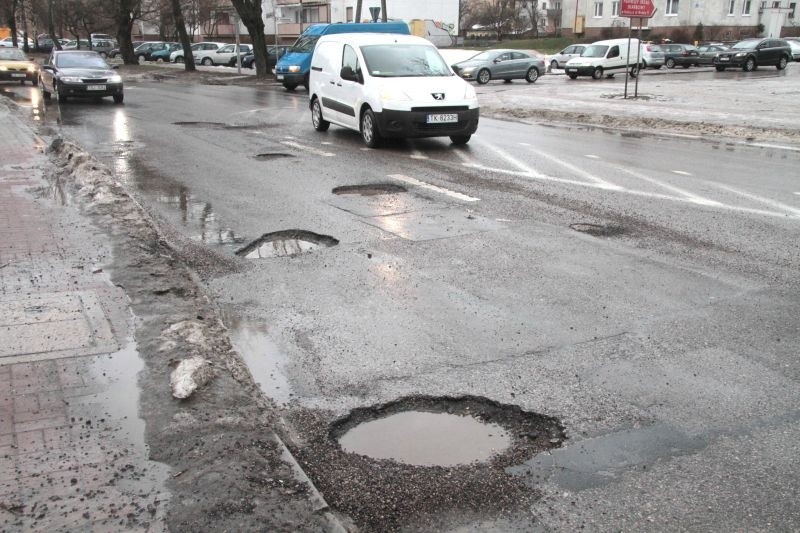 Kolejno następujące po sobie dziury przy dojeździe...