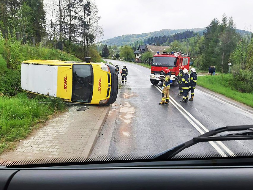 Lubomierz. Wóz dostawczy firmy kurierskiej wywrócił się na górskiej drodze