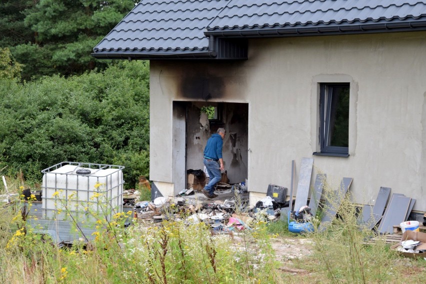 Uderzenie pioruna zrujnowało nowy dom w Bartkowie, gmina Zagnańsk. Rodzina z dwójką małych dzieci prosi o pomoc [WIDEO, ZDJĘCIA]