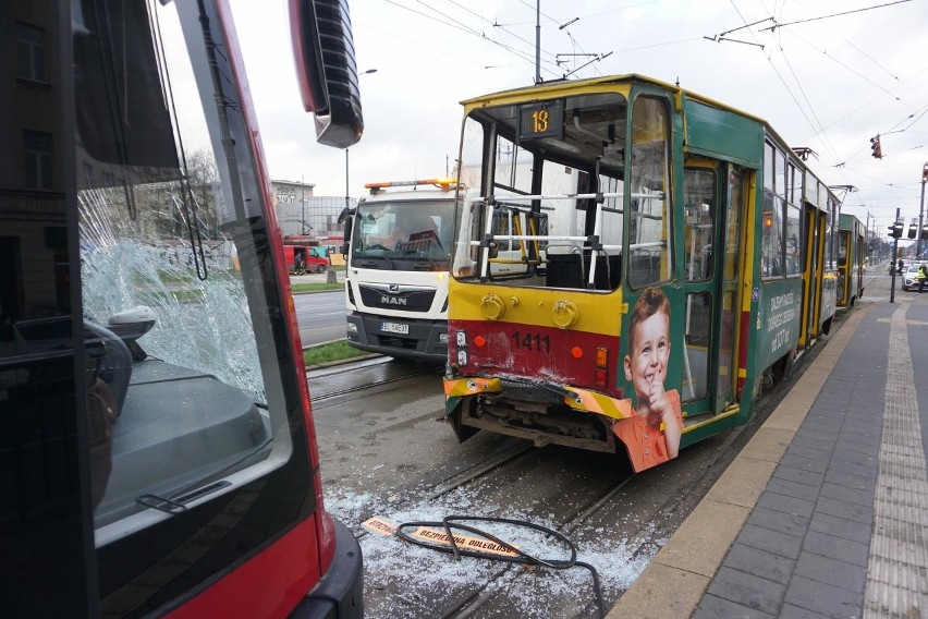 Wypadek w centrum Łodzi. Na al. Piłsudskiego zderzyły się tramwaje. 9 osób poszkodowanych. Sparaliżowane centrum Łodzi