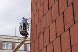 Biblioteka akademicka w Katowicach: sprawdzają budynek roku, odpadła z niego płyta [ZDJĘCIA, WIDEO]