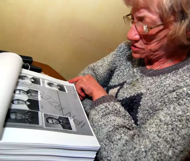 Maria Teresa Prochowska - Frańczak, aresztowana w 1984 roku liderka sandomierskiej Solidarności, nauczycielka, ogląda fotografie zamieszczone w aktach osobowych funkcjonariusza bezpieki Tadeusza Pachnika.