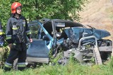 Wypadek w Kamieniu Małym. Toyota uderzyła w drzewo. Jedna osoba nie żyje, dwie ciężko ranne