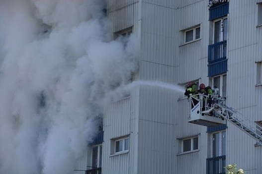 Pożar mieszkania na V piętrze bloku przy ul. Adamieckiego w dzielnicy Reden