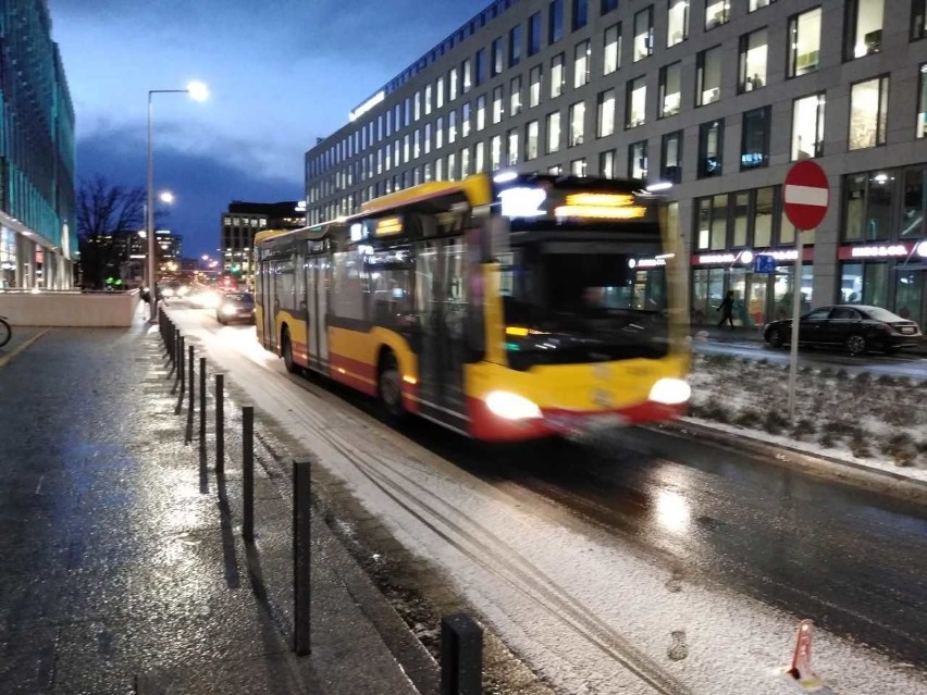 Śnieżyca we Wrocławiu. Nagła zmiana pogody i fatalna sytuacja na drogach Dolnego Śląska [ZDJĘCIA]