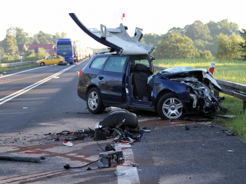 Wypadek na S3. Zderzyły się volkswagen z tirem. Są ranni (zdjęcia)