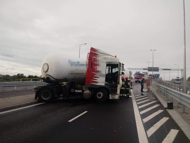 Kolejny w ostatnim czasie wypadek na ul. Kleeberga w Białymstoku. Ciężarówka przewożąca gaz uderzyła w barierki. Zdarzenie całkowicie zablokowało ruch.