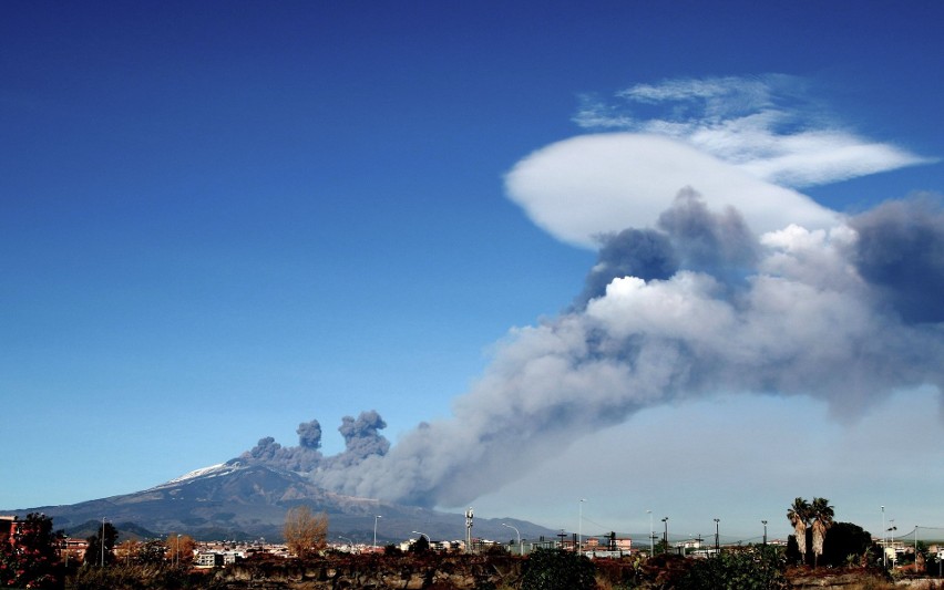 Włochy: Wulkan Etna budzi się ze snu [ZDJĘCIA, WIDEO] Niebezpieczna erupcja? Kłęby dymu i popiołu nad Sycylią, lotnisko w Katanii zamknięte
