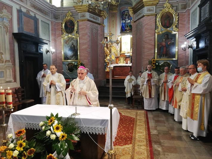 Dni księdza Marcina Popiela rozpoczęły się w Szewnie. Krewni z Kurozwęk wzięli udział w uroczystej mszy (ZDJĘCIA) 