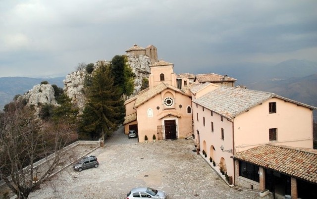 Monte Cassino i  MentorellaKlasztor Mentorella jest pięknie położony   -  od razu &#8222;rzuca na kolana&#8221;