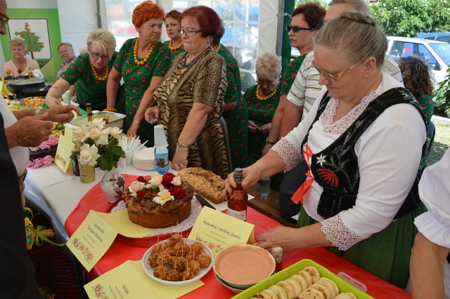 Agnieszka Smalisz ze Słomianej zajęła trzecie miejsce za nalewkę z dzikiej róży w konkursie na nalewki i napoje tradycyjne oraz czwarte miejsce za lasowiacki korowal weselny