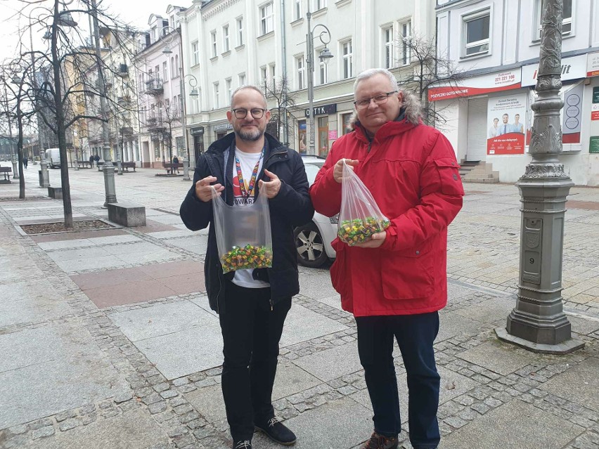 Dariusz Gacek i Arkadiusz Stawicki częstują wolontariuszy...