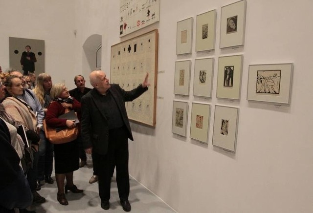 Wystawa Od Malewicza do Strzemińskiego" cieszy się dużym zainteresowaniem. W piątek po ekspozycji oprowadzał jej kurator, Janusz Zagrodzki.