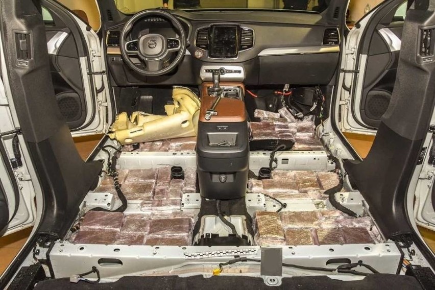 Haszysz wart 10 mln złotych był ukryty w dwóch samochodach